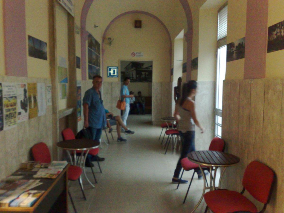 אלבה אדריאטיקה Ostello La Stazione מראה חיצוני תמונה